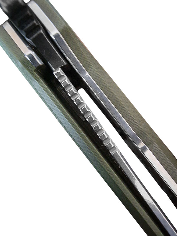 QSP Knives. A close up view of a knife linerlock mechanism. | Knifewarehouse